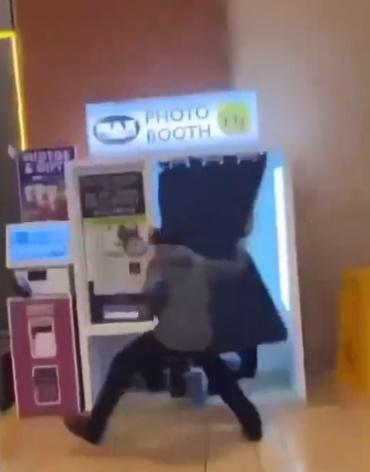 一名男子急步過去一手將布簾拉開。(X)