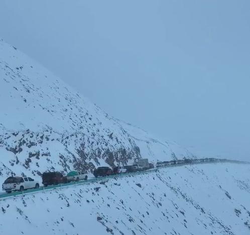 護送全程要翻越2座高海拔4,000米的雪山。(微博)