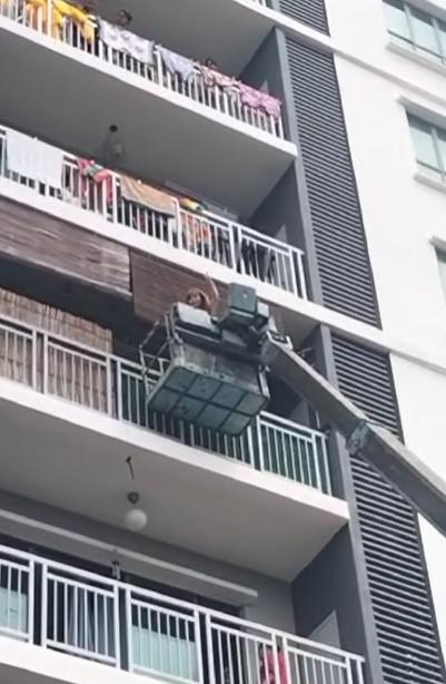 影片中,她站在升降台被緩緩升起,中途不忘向旁人打招呼,看上去完全不害怕。(FB)