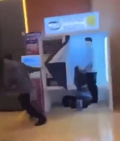 女子跪地疑似為男友口交的畫面傾刻曝光,二人被大嚇一跳。(X)