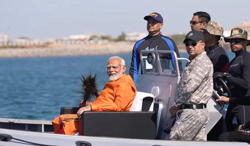 莫迪手持一根孔雀羽毛乘搭小艇出海。(X)