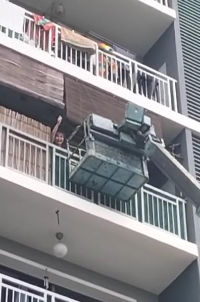 影片結尾見她多次指示工作人員調整位置,最終順利從升降台跨進家中的露台。(FB)