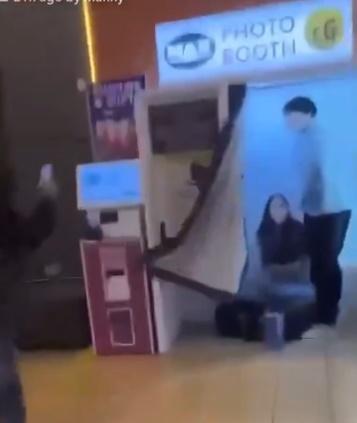 女子跪地疑似為男友口交的畫面傾刻曝光,二人被大嚇一跳。(X)