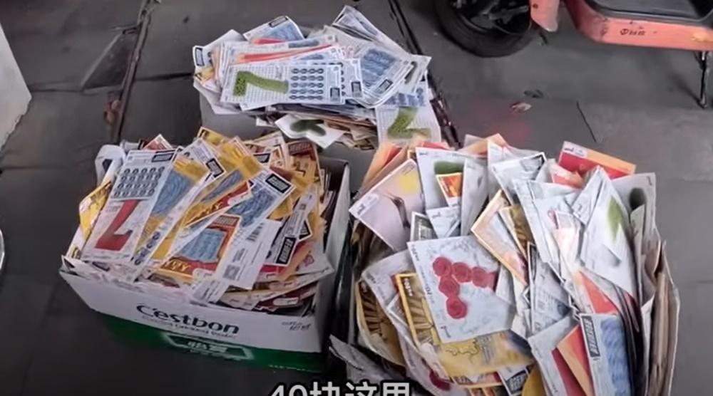 他以1公斤1塊錢的價格,買下接近40公斤的廢棄刮刮樂。(YouTube)