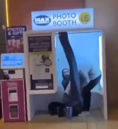 女子跪地疑似為男友口交的畫面傾刻曝光,二人被大嚇一跳。(X)