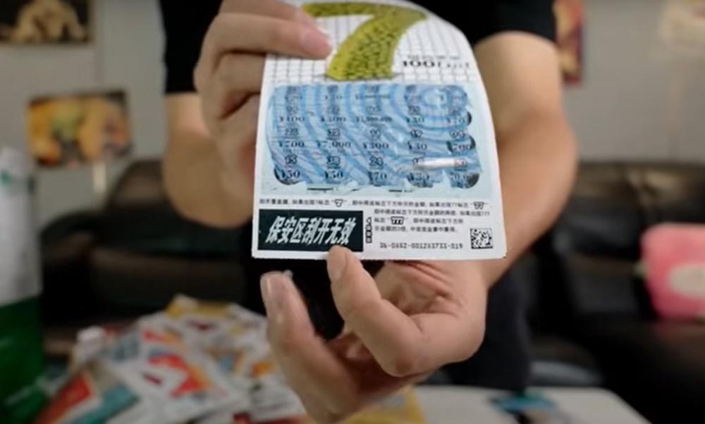 想找出有沒有被遺漏的中獎刮刮樂。(YouTube)