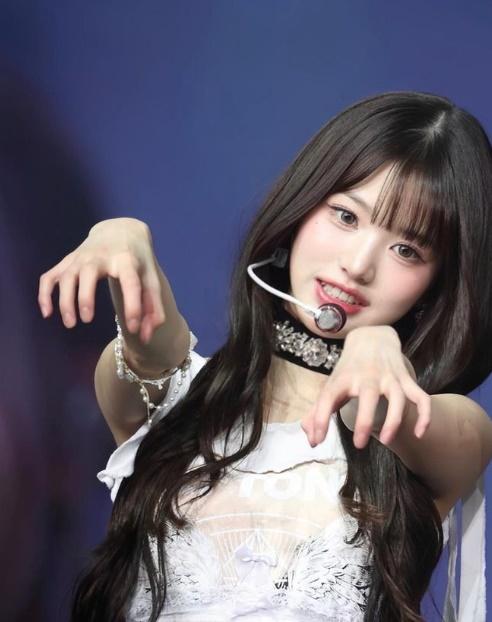 韓國女團IVE成員張員瑛人氣高企。(IG)