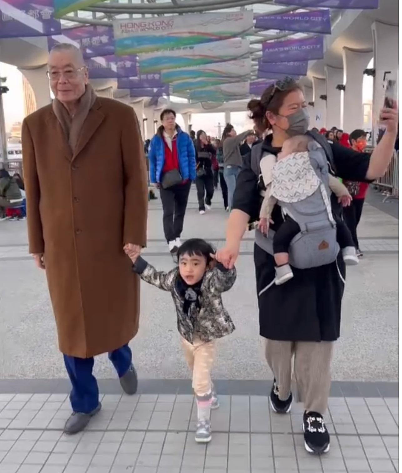 日前見兩夫妻拖着大女兒貝貝,孫穎背着天天現身中環碼頭。