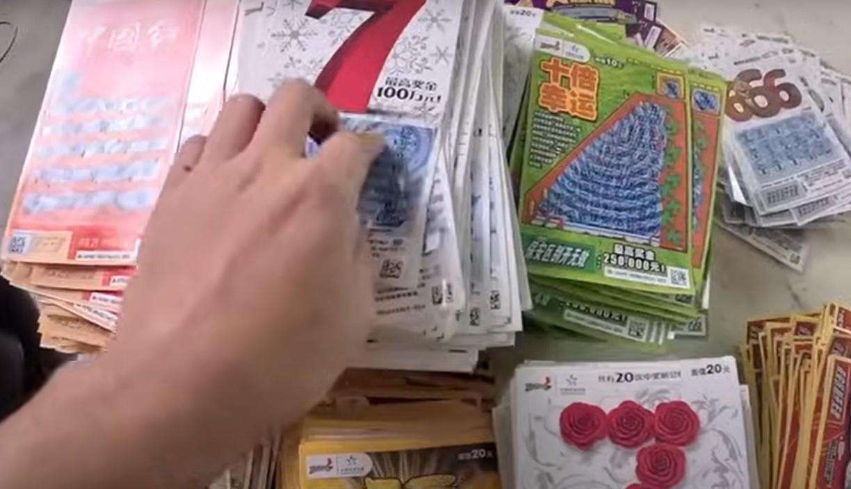 各式各樣刮刮樂疊好,一字排開。(YouTube)