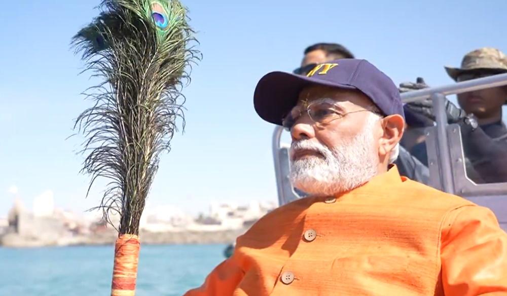 莫迪手持一根孔雀羽毛乘搭小艇出海。(X)