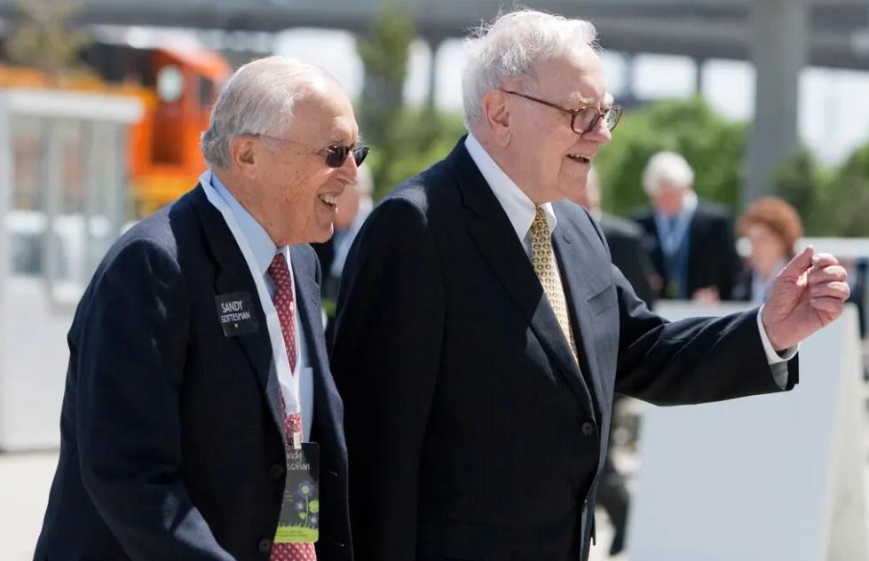 (左)David Gottesman與巴菲特。(網上圖片)