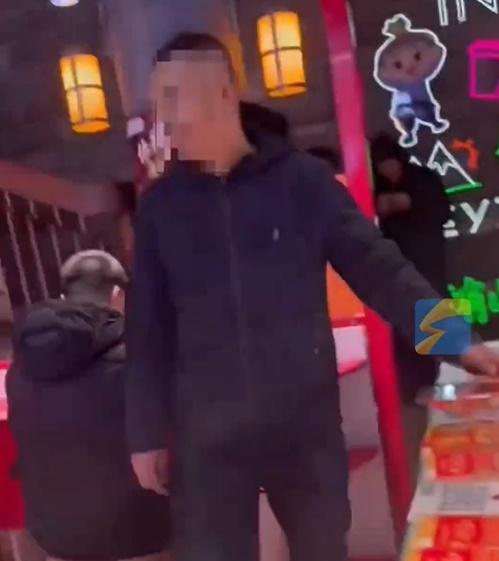 彩券行店員以「保安區被刮開」為由當場沒收並撕毀獎券。(微博)