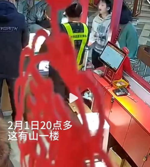 雙方就此發生激烈爭執,女子並向商場投訴。(微博)