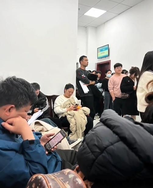 網上有影片顯示局內大廳擠滿等待辦理離婚手續的人。(微博)