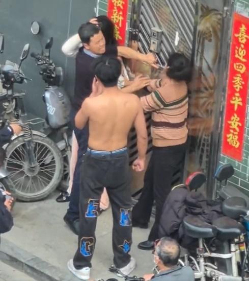 父親出手掌摑母親,兒子見狀相當憤怒,立即上前搥打父親。(微博)