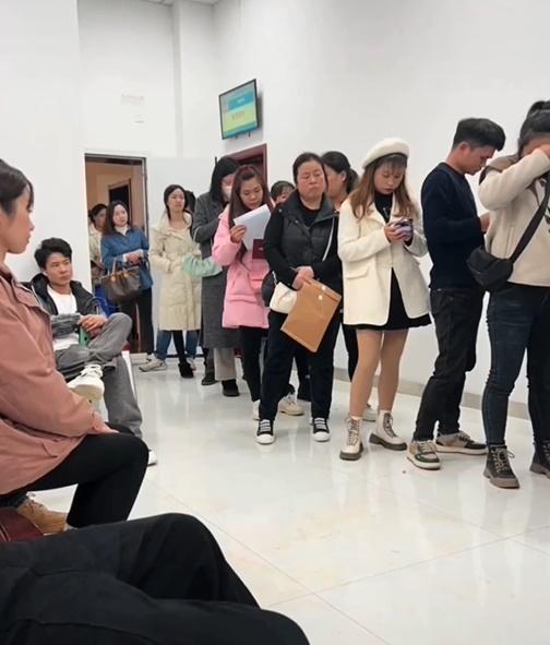 網上有影片顯示局內大廳擠滿等待辦理離婚手續的人。(微博)