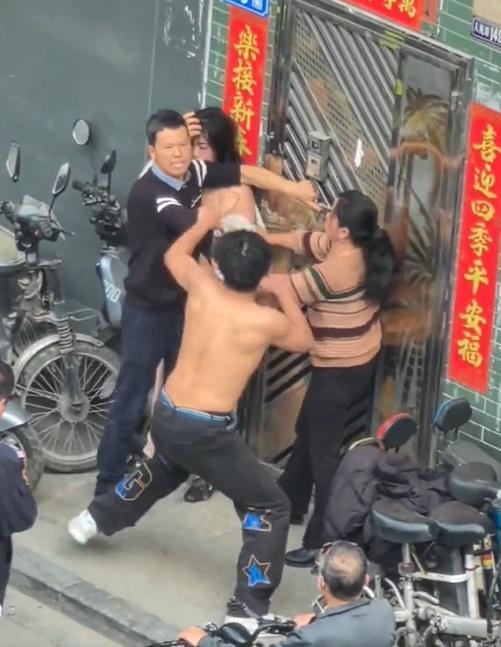 父親出手掌摑母親,兒子見狀相當憤怒,立即上前搥打父親。(微博)