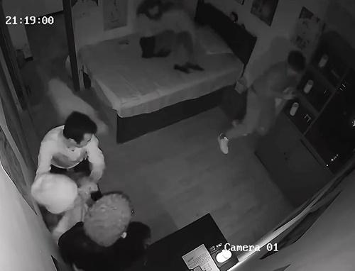 大白大搖大擺闖進房間吠叫了一聲,把玩家都嚇得驚聲尖叫縮在角落,又衝出房間。(微博)