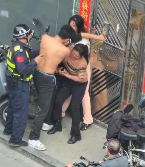 有公安到場調停,惟4人打得不可開交,公安束手無策。(微博)
