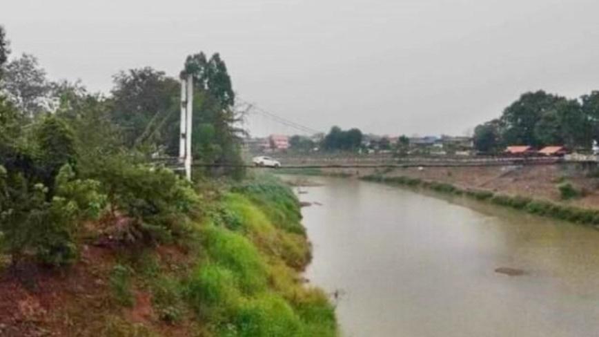 她說:「那座橋看起來很堅固,我沒想太多就開上去。」(X)