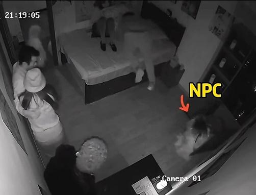 NPC聽見外頭的尖叫聲,好奇地從櫃子裡爬出來,大白卻在這時再衝入房間直奔NPC。(微博)