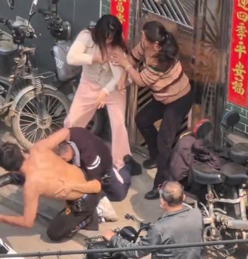 有公安到場調停,惟4人打得不可開交,公安束手無策。(微博)