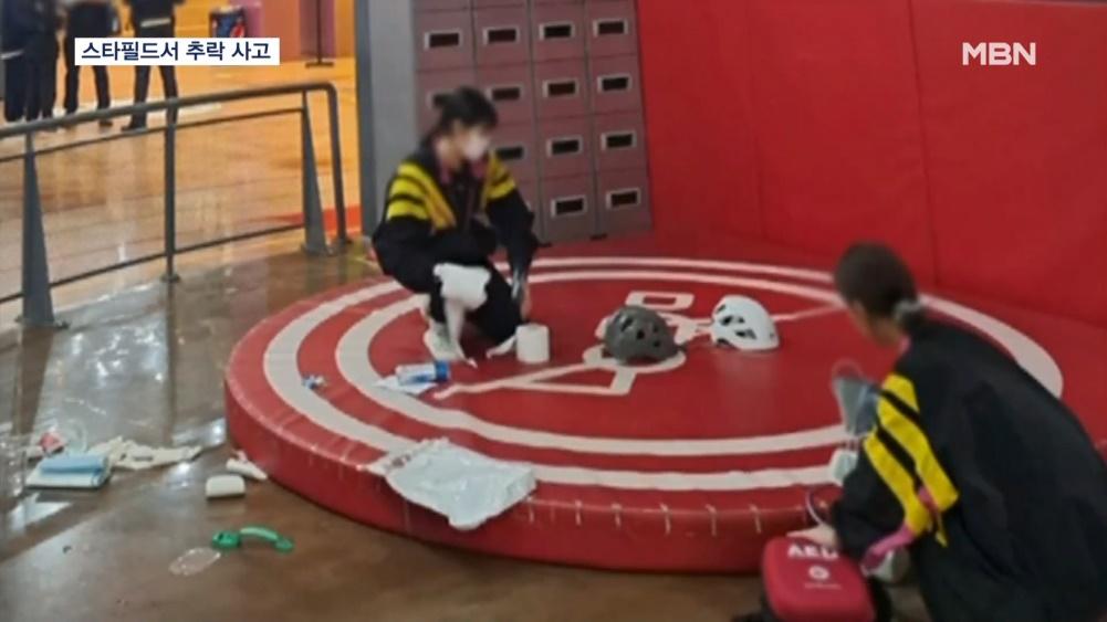 事主意外墜落石屎地,送院前心跳停頓,需要救謢員即場施以心肺復甦術急救。(電視截圖)