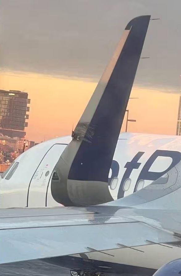 一架飛機翼尖,碰撞到另一架飛機尾翼。(X)