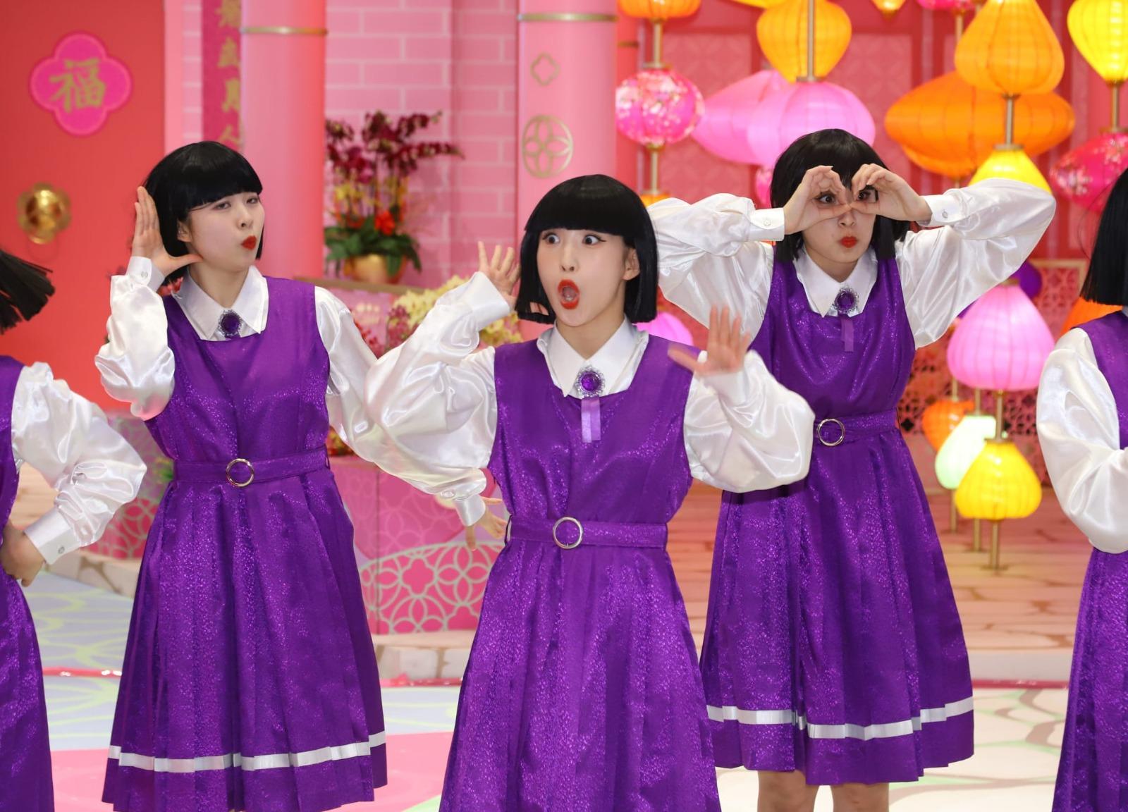 昨晚近距離看了煙花匯演,她們大表興奮雀躍。(羅錦雄攝)