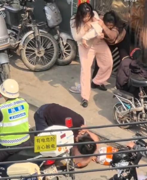 有公安到場調停,惟4人打得不可開交,公安束手無策。(微博)