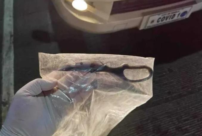 女子從附近的垃圾裡抓來一把斷掉的鉸剪,朝男友的下體狂刺。(網上圖片)