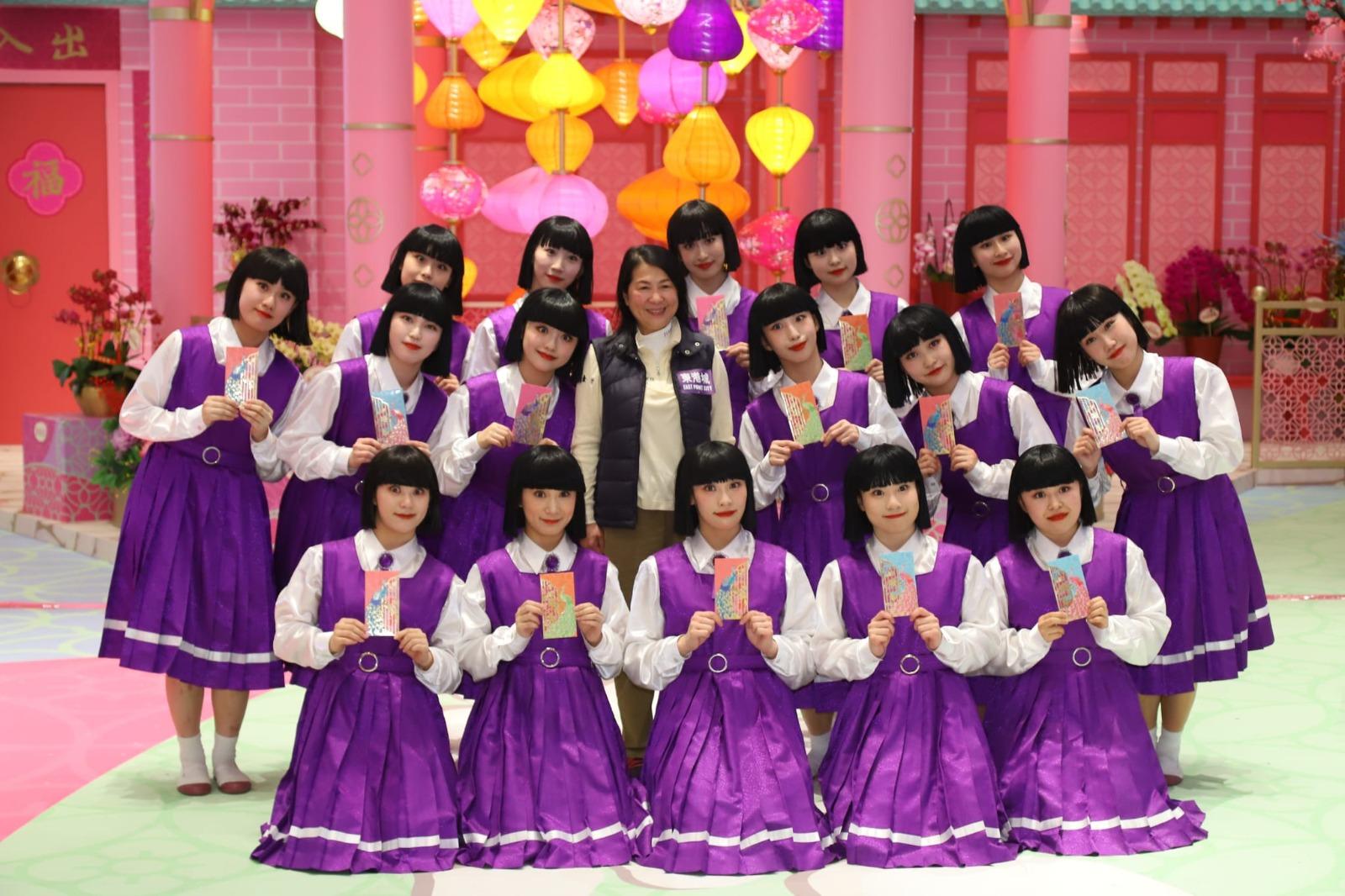 新鴻基地產代表鍾秀蓮博士,親身派發利是給Avantgardey各成員。(羅錦雄攝)