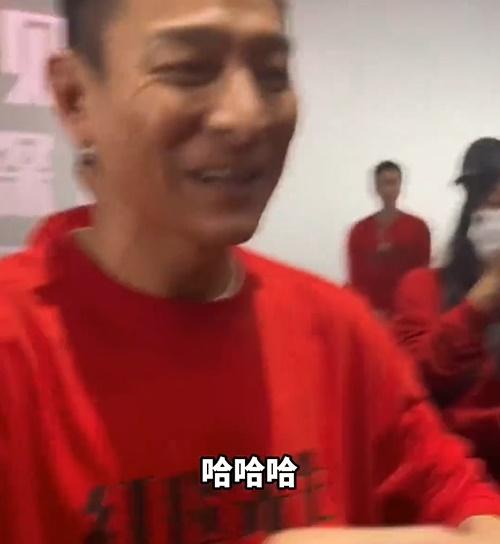 劉華發出「哈哈哈」笑聲,接著在相片上簽名。(微博)