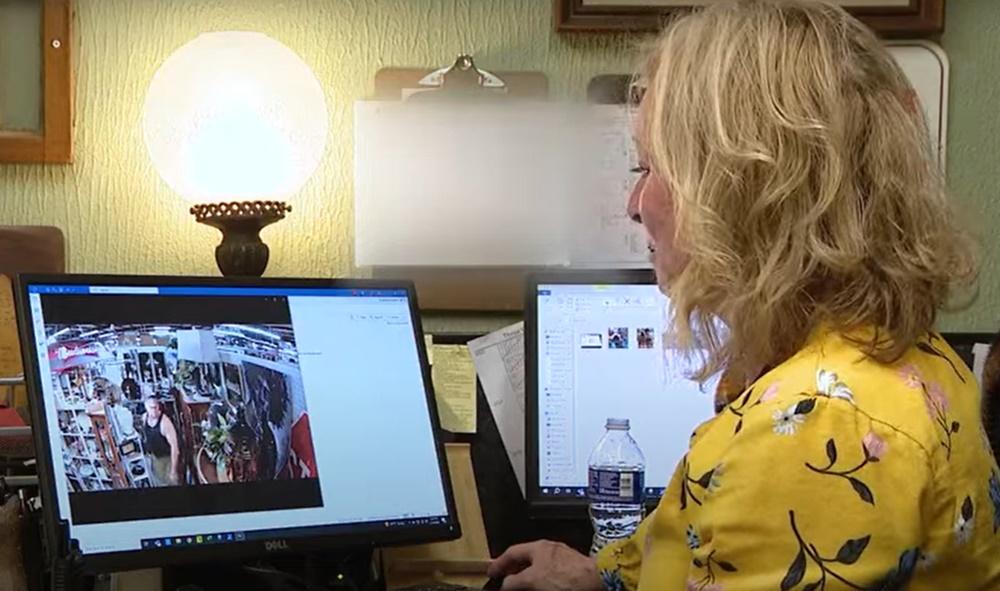 他在店內逛了幾小時但未有購物,引起店家關注。(YouTube)