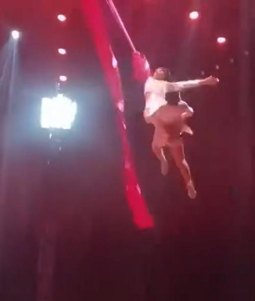 在旋轉兩圈後,紅綢布源頭突然鬆脫,兩名演員隨之掉落至地面。(微博)