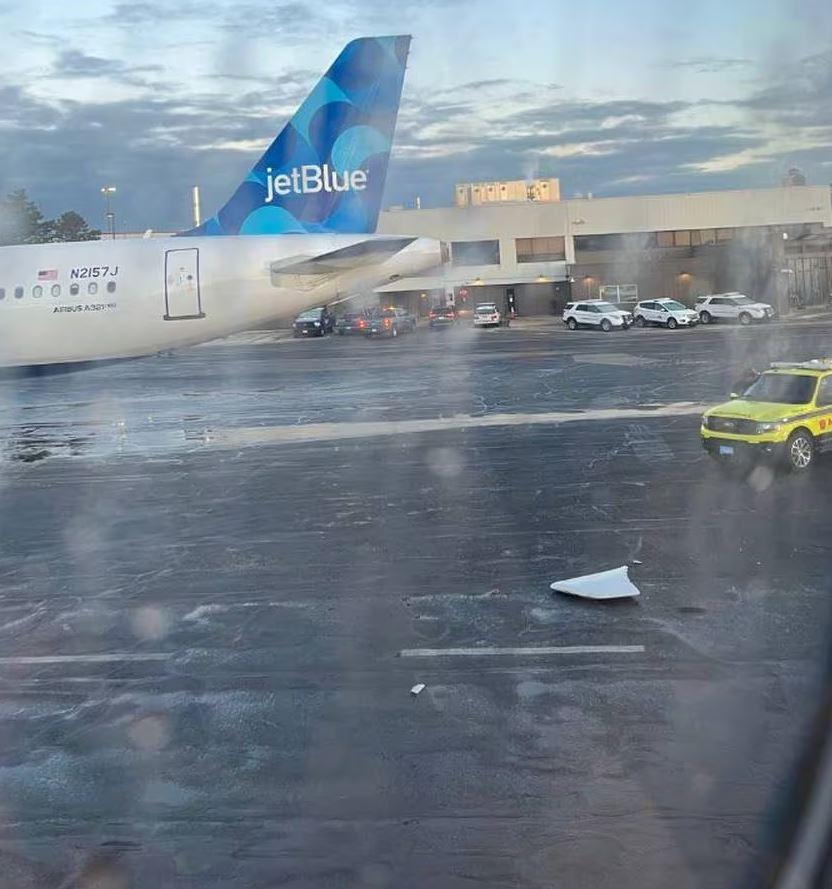 有飛機零件跌落地面。(X)