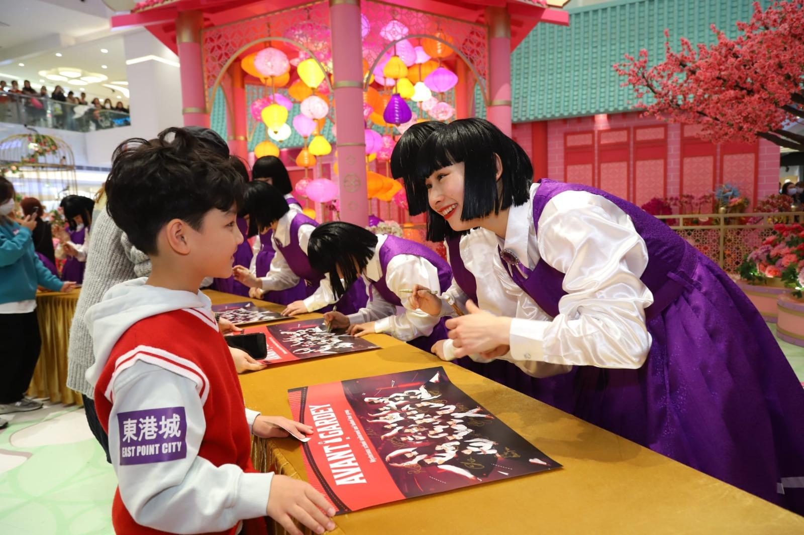 Avantgardey近距離與香港fans接觸,送上親筆簽名海報。(羅錦雄攝)