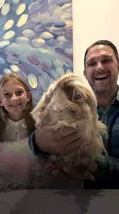 Rosie更曬出與父親和Maxi的合照報平安。(X)