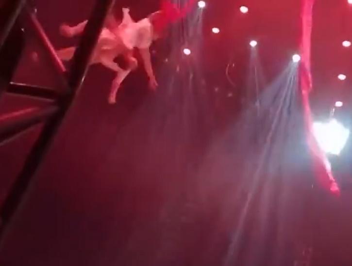 在旋轉兩圈後,紅綢布源頭突然鬆脫,兩名演員隨之掉落至地面。(微博)