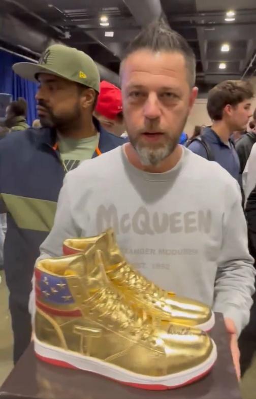 特朗普親筆簽名波鞋以7萬元成交,由俄籍CEO投得。(X)