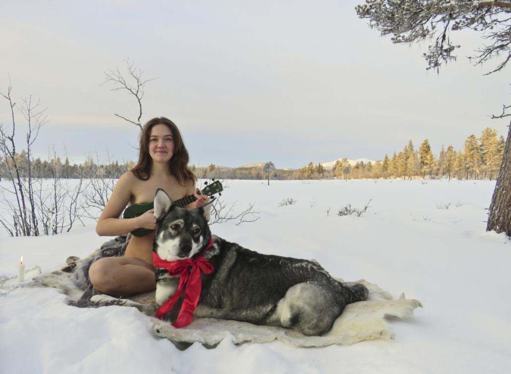 第一本裸體月曆是由村內老翁擔綱,後來村內的女性亦加入。(JUTISKALENDERN)