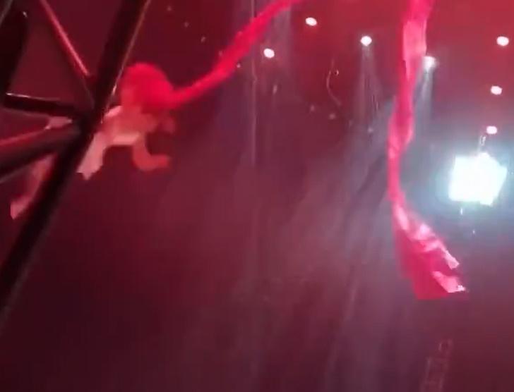 在旋轉兩圈後,紅綢布源頭突然鬆脫,兩名演員隨之掉落至地面。(微博)