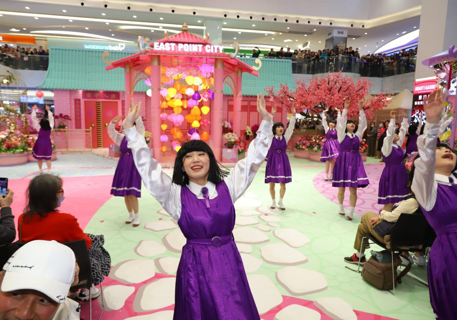 跳到興奮時Avantgardey成員不時走近觀眾。(羅錦雄攝)