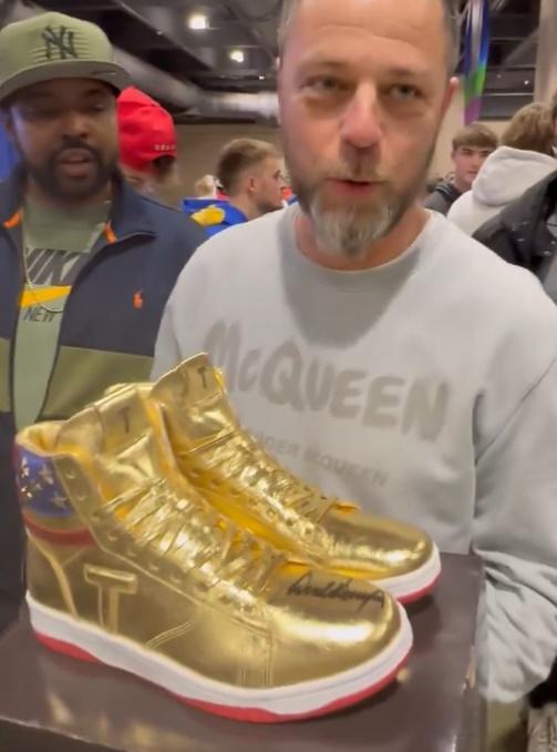 Roman Sharf在投得這對簽名波鞋後,還一邊展示著這對波鞋,一邊跟場內的人言談甚歡,可見他獲得心頭好。(X)