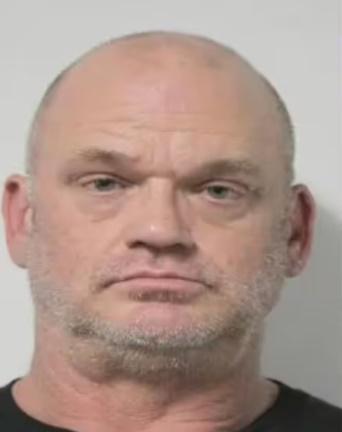 60歲男子Mitchell Cooper Vest。(X)