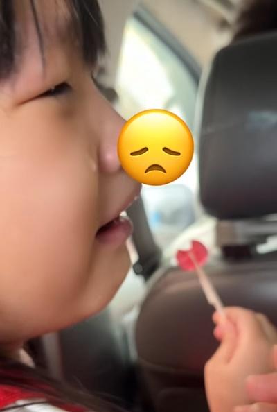 女子上車後驚魂未定,發抖得連手也在抖,就連這家人的女童也被嚇哭。(FB)