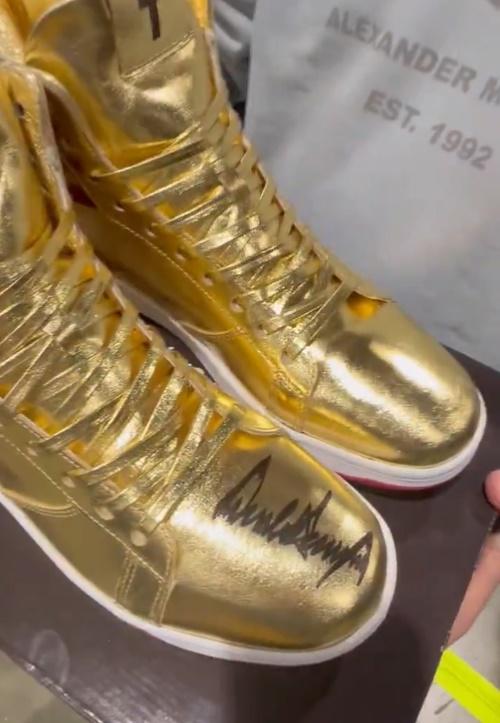 Roman Sharf在投得這對簽名波鞋後,還一邊展示著這對波鞋,一邊跟場內的人言談甚歡,可見他獲得心頭好。(X)