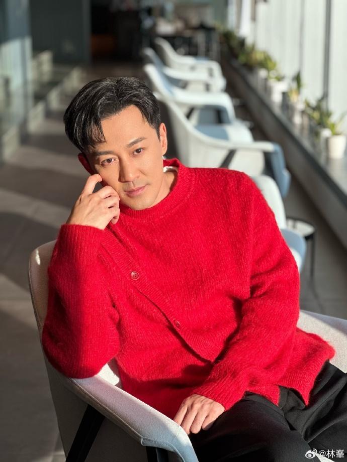 林峯在2月13日上載恭喜發財時,瞼色紅潤(林峯微博)