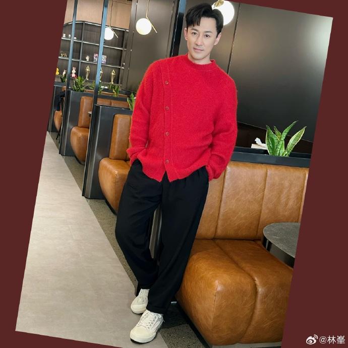 林峯在2月13日上載恭喜發財時,瞼色紅潤(林峯微博)