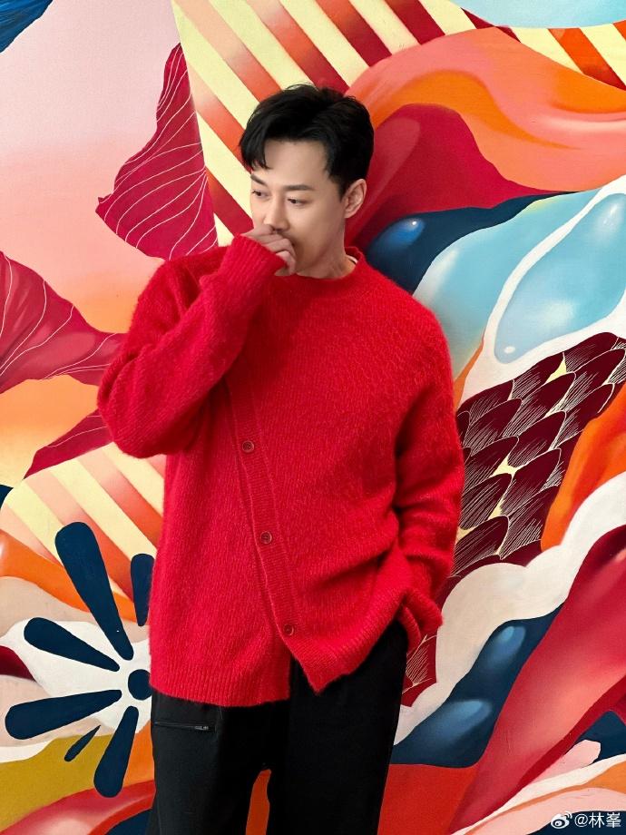 林峯在2月13日上載恭喜發財時,瞼色紅潤(林峯微博)